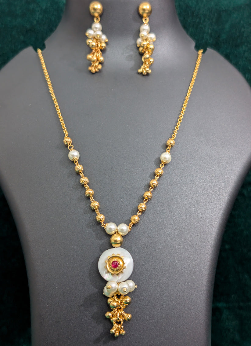White Pearl & Ghughari Pendant Set