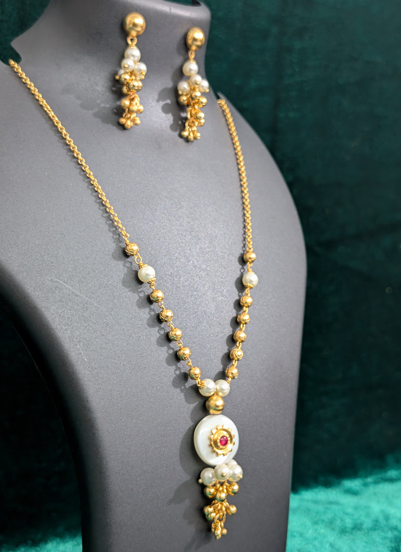 White Pearl & Ghughari Pendant Set
