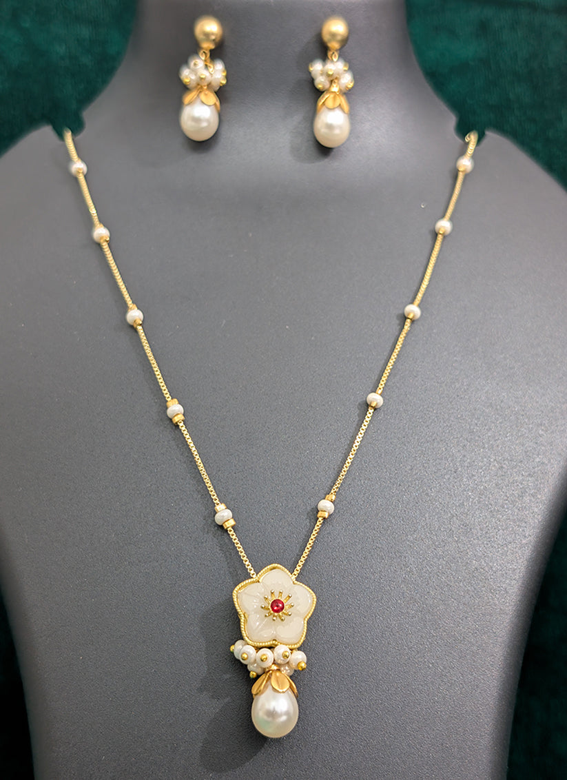 Off White Pearl & Stone Pendant Set
