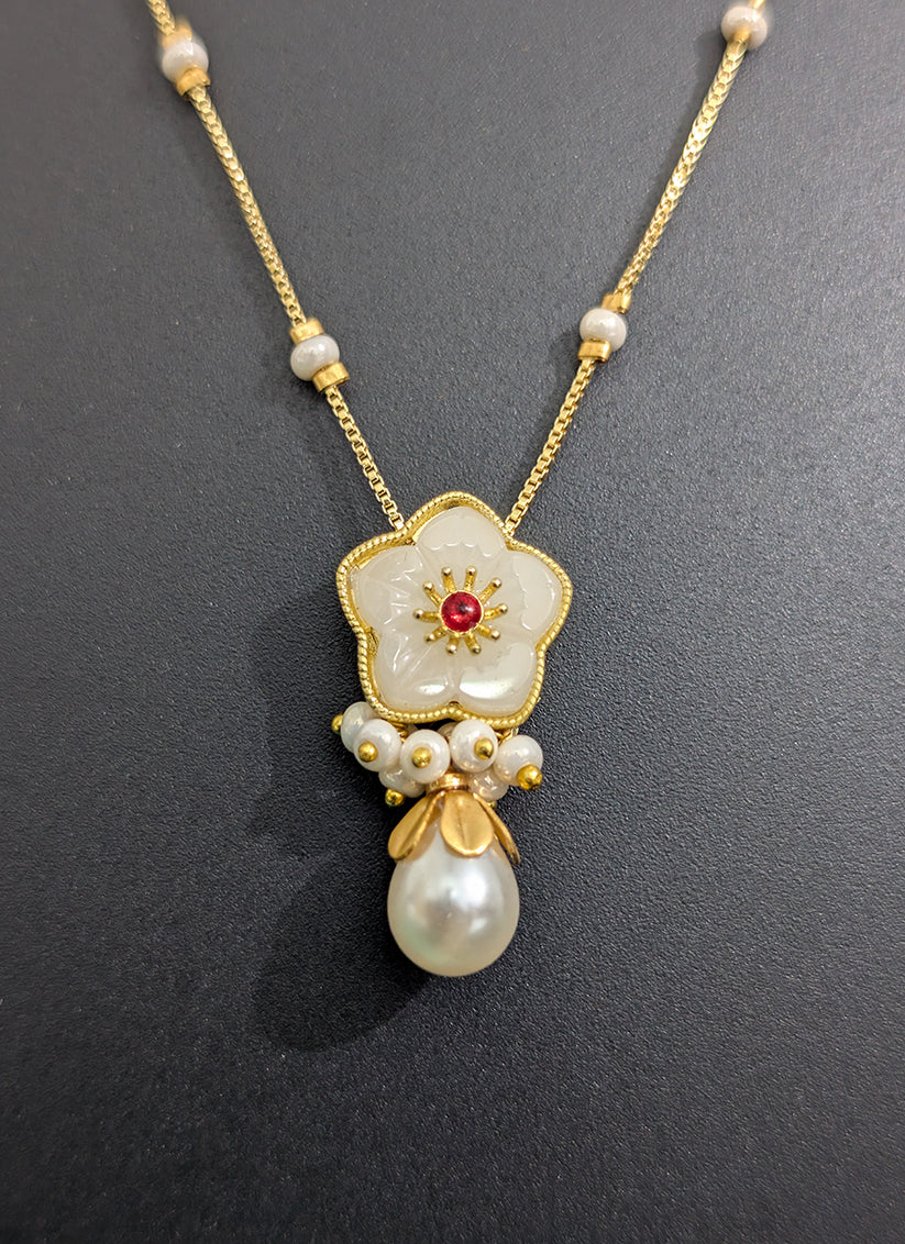 Off White Pearl & Stone Pendant Set