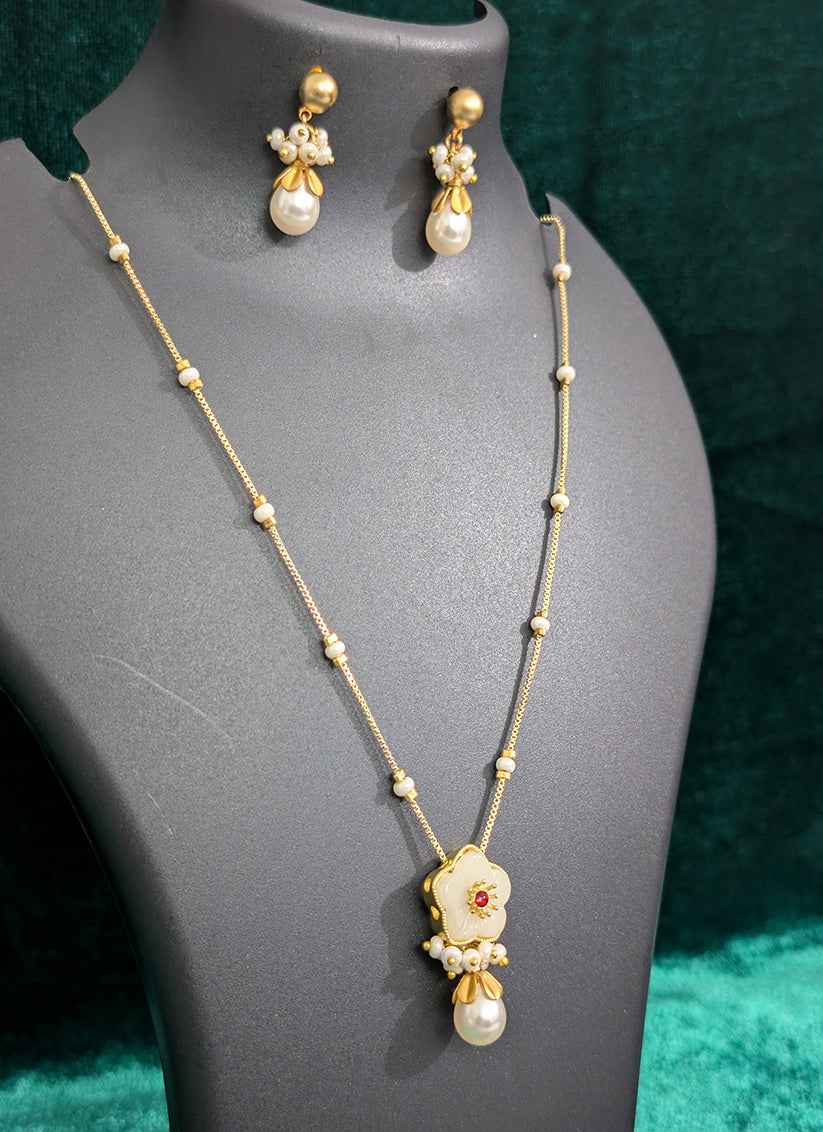 Off White Pearl & Stone Pendant Set