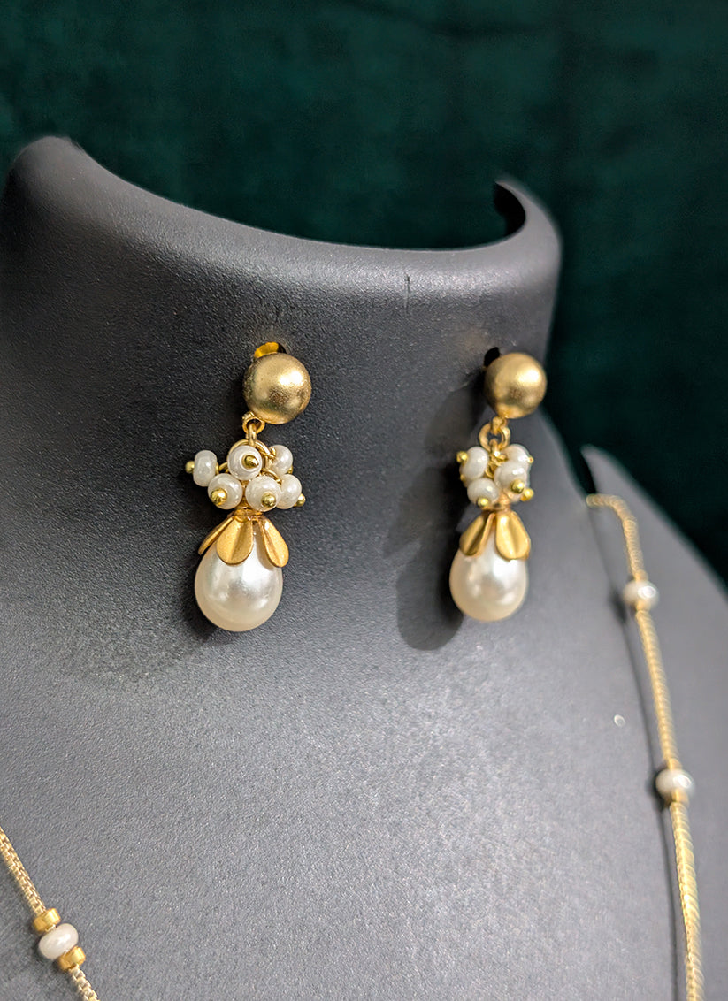 Off White Pearl & Stone Pendant Set