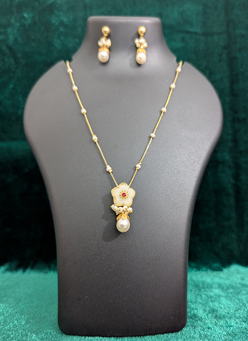 Off White Pearl & Stone Pendant Set