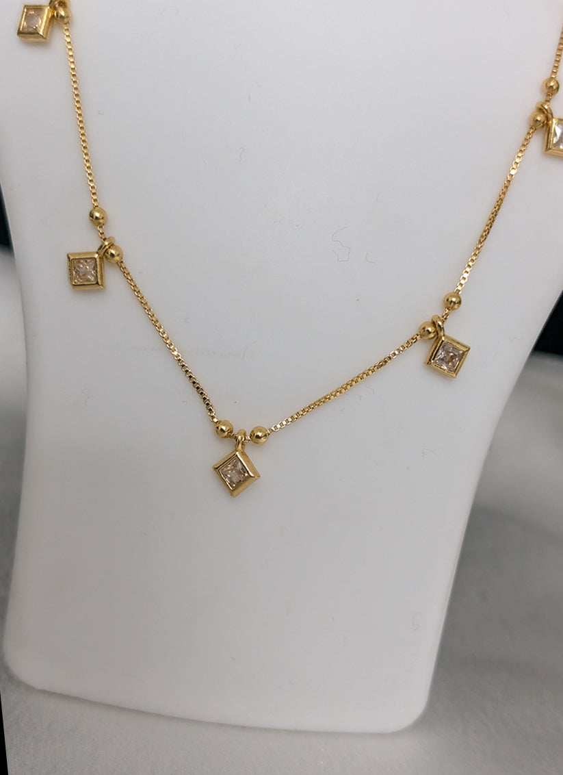 Gold Pelated Studded Stone Dokia Chain
