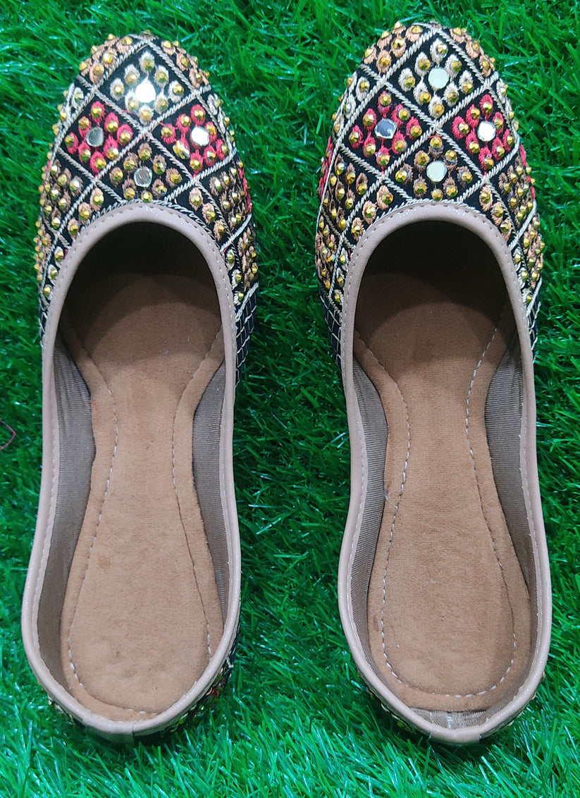Black Beautifully Handcrafted Women Punjabi Mojari