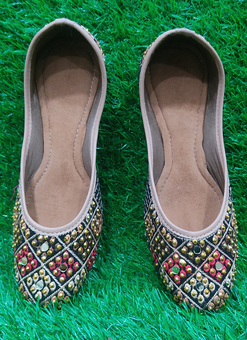Black Beautifully Handcrafted Women Punjabi Mojari