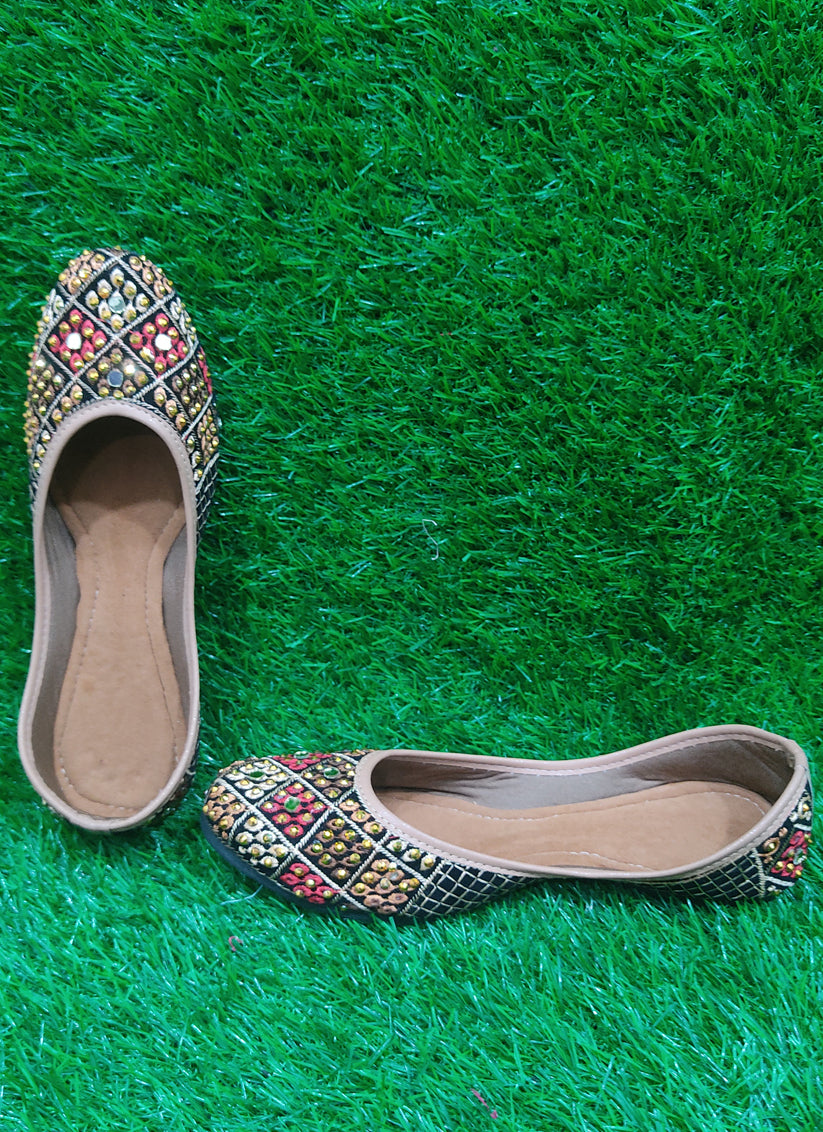 Black Beautifully Handcrafted Women Punjabi Mojari