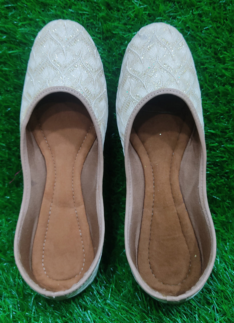 Cream Beautifully Handcrafted Women Punjabi Mojari