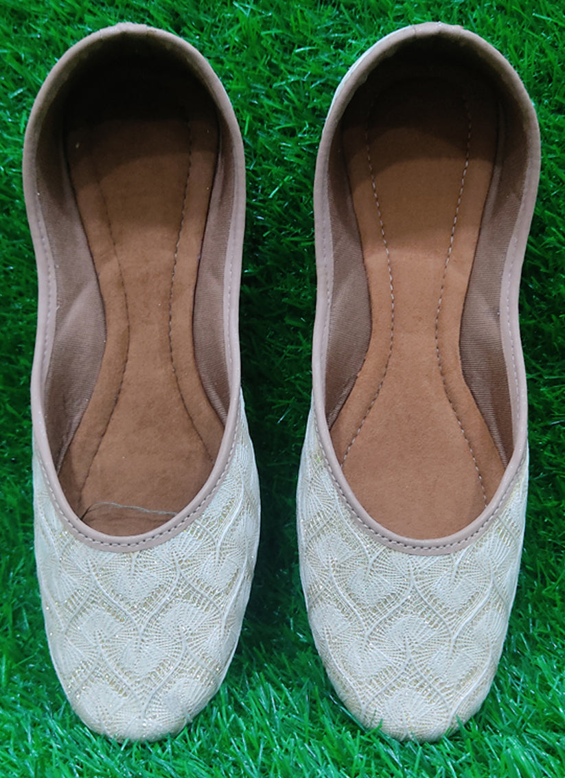 Cream Beautifully Handcrafted Women Punjabi Mojari