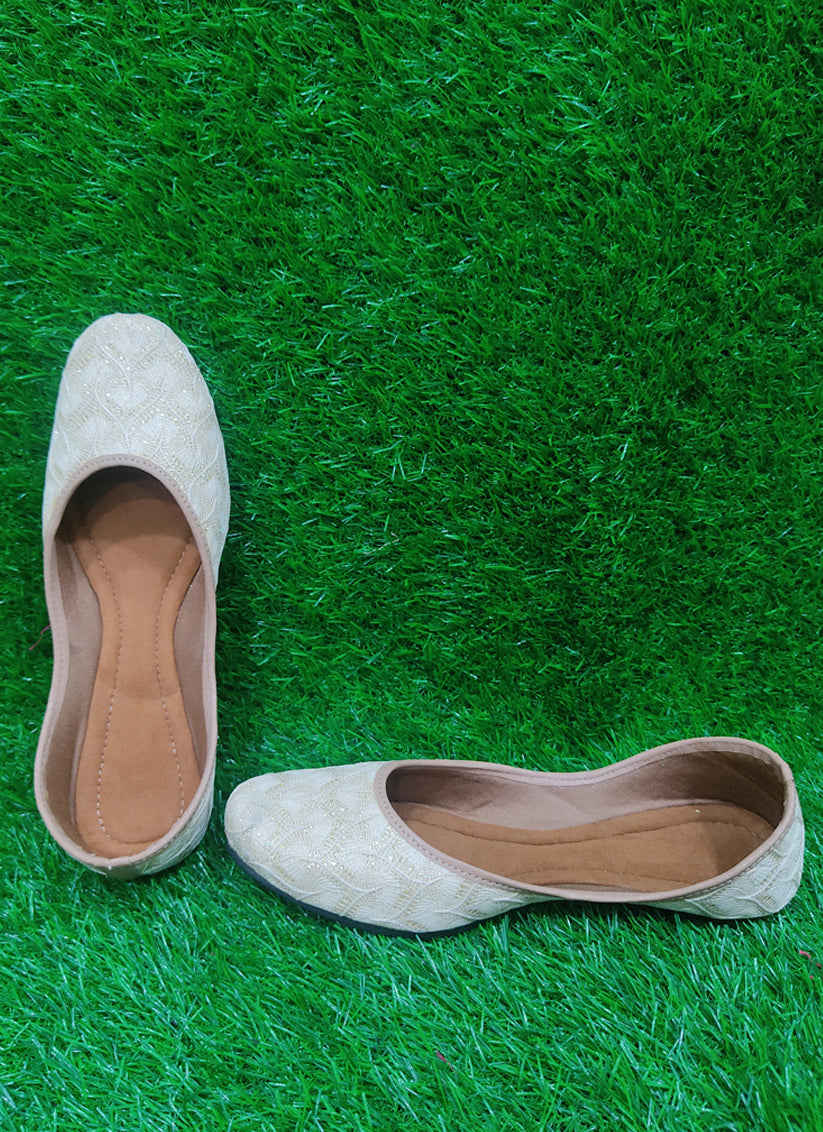 Cream Beautifully Handcrafted Women Punjabi Mojari